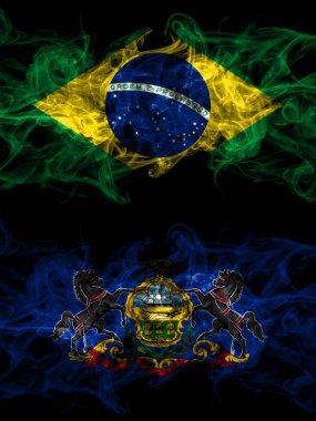 Brezilya, Brezilya, Amerika Birleşik Devletleri, Amerika, ABD, ABD, Amerika, Pensilvanya, yan yana yerleştirilmiş dumanlı mistik bayraklar. Kalın renkli ipeksi soyut duman bayrakları.