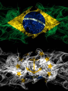 Brezilya, Brezilya, Amerika Birleşik Devletleri, Amerika, ABD, Amerika, Amerika, Rhode Island 'a karşı yan yana yerleştirilmiş dumanlı mistik bayraklar. Kalın renkli ipeksi soyut duman bayrakları.