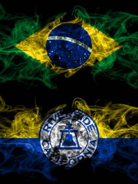 Brezilya, Brezilya, Amerika Birleşik Devletleri, Amerika, ABD, ABD, Amerika, Riverside, California 'nın yanyana yerleştirilmiş dumanlı mistik bayrakları. Kalın renkli ipeksi soyut duman bayrakları.