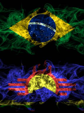 Brezilya, Brezilya, Amerika Birleşik Devletleri, Amerika, ABD, Amerika, Amerika, Roswell, New Mexico yanyana yerleştirilmiş dumanlı mistik bayraklar. Kalın renkli ipeksi soyut duman bayrakları.