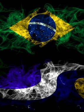 Brezilya, Brezilya, Amerika Birleşik Devletleri, Amerika, ABD, Amerika, Sacramento, California 'nın dumanlı mistik bayrakları karşı karşıya. Kalın renkli ipeksi soyut duman bayrakları.