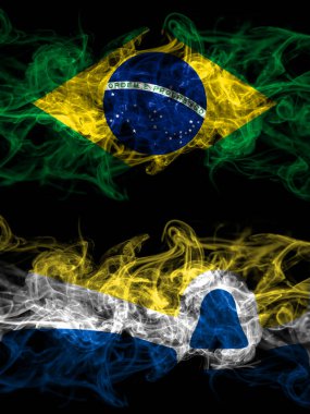 Brezilya, Brezilya, Amerika Birleşik Devletleri, Amerika, ABD, ABD, Amerika, San Luis Obispo, Kaliforniya 'nın dumanlı mistik bayrakları karşı karşıya. Kalın renkli ipeksi soyut duman bayrakları.