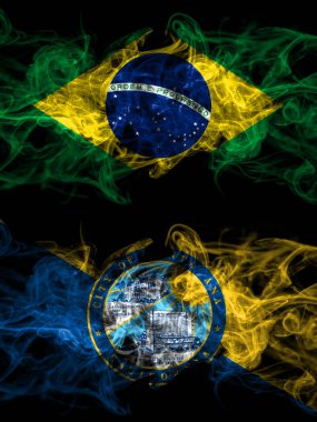 Brezilya, Brezilya, Amerika Birleşik Devletleri, Amerika, ABD, Amerika, Amerika, Santa Ana, California 'nın yanyana yerleştirilmiş dumanlı mistik bayrakları. Kalın renkli ipeksi soyut duman bayrakları.