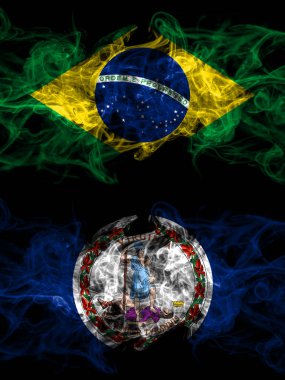 Brezilya, Brezilya, Amerika Birleşik Devletleri, Amerika, ABD, Amerika, Virginia 'ya karşı yan yana yerleştirilmiş dumanlı mistik bayraklar. Kalın renkli ipeksi soyut duman bayrakları.