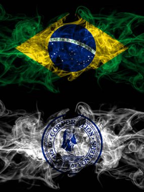 Brezilya, Brezilya, Amerika Birleşik Devletleri, Amerika, ABD, Amerika, Amerika, Yonkers, New York dumanlı mistik bayrakları ile karşı karşıya. Kalın renkli ipeksi soyut duman bayrakları.