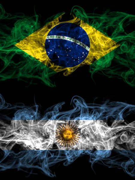 Brezilya, Brezilya Arjantin 'e karşı, Arjantin, Arjantin dumanlı mistik bayraklar yan yana. Kalın renkli ipeksi soyut duman bayrakları.