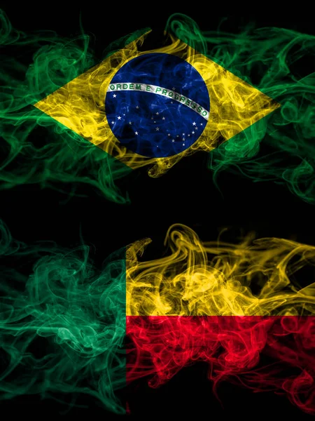 Brazilië Brazilië Benin Beninese Rokerige Mystieke Vlaggen Naast Elkaar Geplaatst — Stockfoto