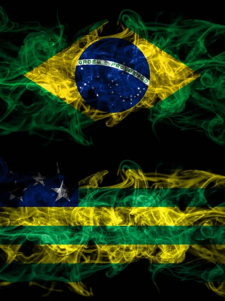 Brezilya, Brezilya, Brezilya, Brezilya, Goias dumanlı mistik bayraklar yan yana. Kalın renkli ipeksi soyut duman bayrakları.
