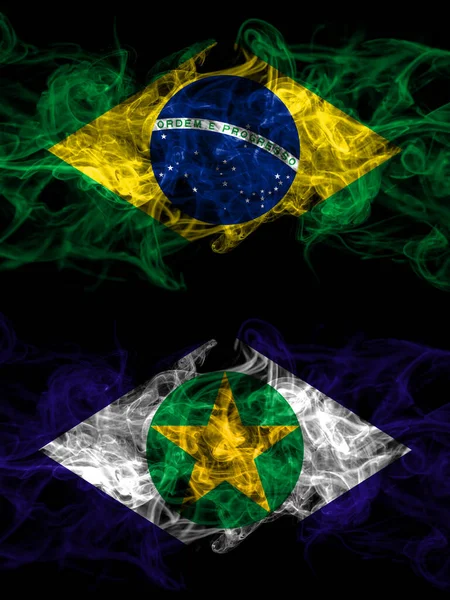 Brezilya, Brezilya, Brezilya, Brezilya, Mato Grosso dumanlı mistik bayraklar yan yana. Kalın renkli ipeksi soyut duman bayrakları.