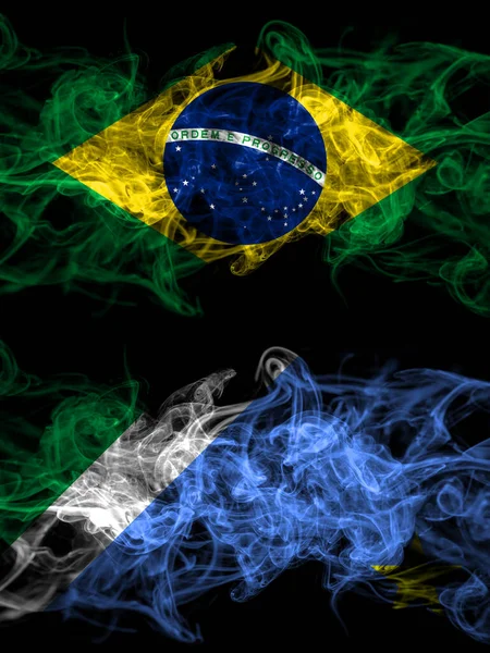 Brezilya, Brezilya, Brezilya, Brezilya, Mato Grosso do Sul dumanlı mistik bayraklar yan yana. Kalın renkli ipeksi soyut duman bayrakları.