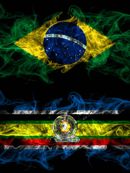 Brezilya, Brezilya, Doğu Afrika Topluluğuna karşı yan yana yerleştirilmiş dumanlı mistik bayraklar. Kalın renkli ipeksi soyut duman bayrakları.