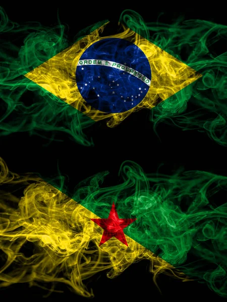 ブラジル ブラジル対フランス フランス領ギアナの煙霧の神秘的な旗が並んで配置されます 濃い色の絹のような抽象的な煙のフラグ — ストック写真