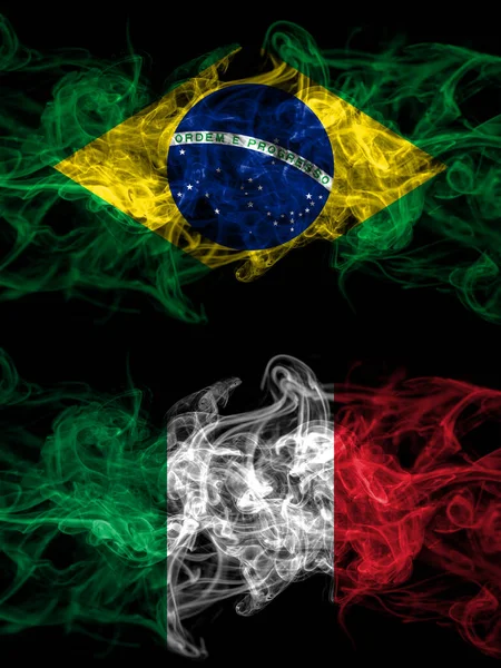 Brasile Brasile Italia Bandiere Mistiche Fumose Italiane Affiancate Bandiere Fumo — Foto Stock