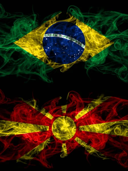 Βραζιλία Βραζιλία Εναντίον Πγδμ Μακεδονικές Καπνισμένες Μυστικιστικές Σημαίες Τοποθετημένες Δίπλα — Φωτογραφία Αρχείου