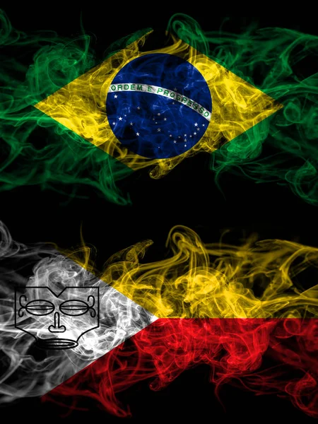 Brezilya, Brezilya Marquesas Adaları 'na karşı yan yana yerleştirilmiş dumanlı mistik bayraklar. Kalın renkli ipeksi soyut duman bayrakları.