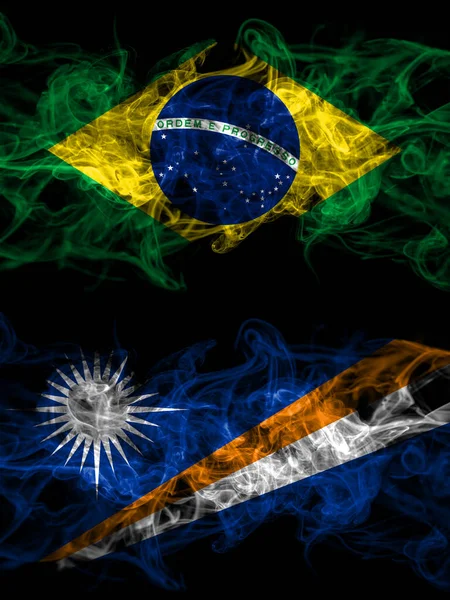 Brezilya, Brezilya Marshall Adaları 'na karşı yan yana yerleştirilmiş dumanlı mistik bayraklar. Kalın renkli ipeksi soyut duman bayrakları.