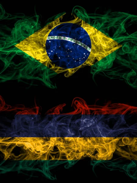 Brezilya, Brezilyalı Mauritius 'a karşı yan yana yerleştirilmiş dumanlı mistik bayraklar. Kalın renkli ipeksi soyut duman bayrakları.