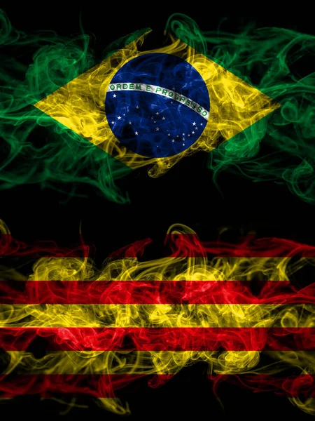 Brezilya Brezilya Spanya Karşı Spanya Katalonya Senyera Dumanlı Mistik Bayrakları — Stok fotoğraf