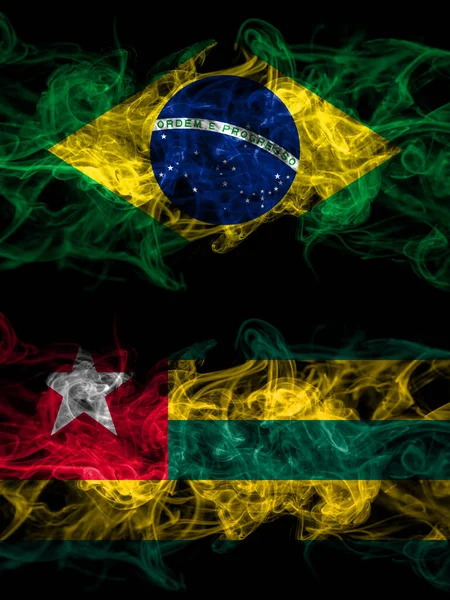 Brezilya, Brezilya, Togo 'ya karşı yan yana yerleştirilmiş gizemli bayraklar. Kalın renkli ipeksi soyut duman bayrakları.