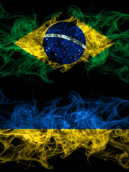 ブラジル ブラジル対ウクライナ ウクライナのスモーキー神秘的なフラグが並んで配置されます 濃い色の絹のような抽象的な煙のフラグ — ストック写真