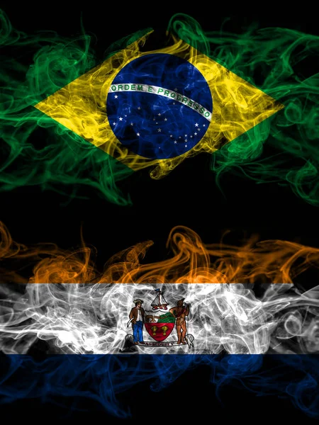 Brezilya, Brezilya, Amerika Birleşik Devletleri, Amerika, ABD, Amerika, Amerika, Albany, New York dumanlı mistik bayrakları ile karşı karşıya. Kalın renkli ipeksi soyut duman bayrakları.