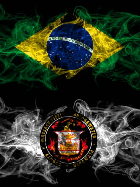 Brezilya, Brezilya, Amerika Birleşik Devletleri, Amerika, ABD, Amerika, Amerika, Bridgewater, Massachusetts dumanlı mistik bayrakları karşı karşıya. Kalın renkli ipeksi soyut duman bayrakları.