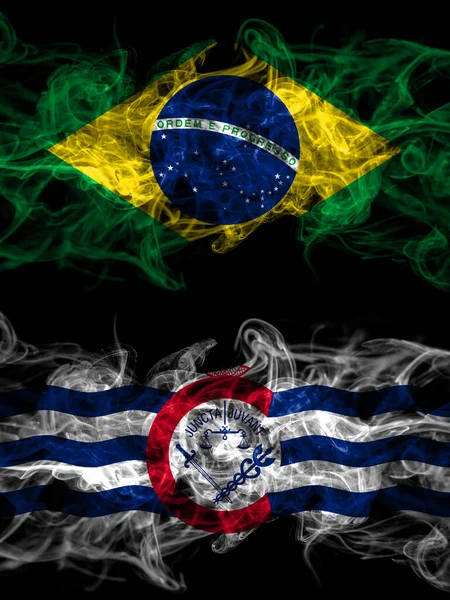 브라질 브라질 대미국 신시내티 연기나는 신비의 깃발이 나란히 갈색의 추상적 — 스톡 사진