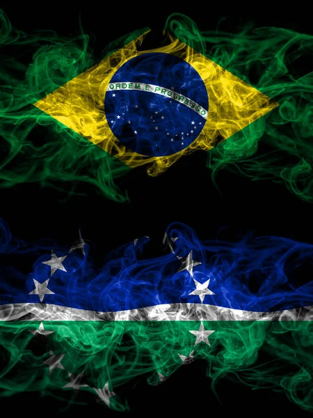 Brezilya, Brezilya, Amerika Birleşik Devletleri, Amerika, ABD, Amerika, Hampton Roads, Virginia 'nın dumanlı mistik bayrakları karşı karşıya. Kalın renkli ipeksi soyut duman bayrakları.