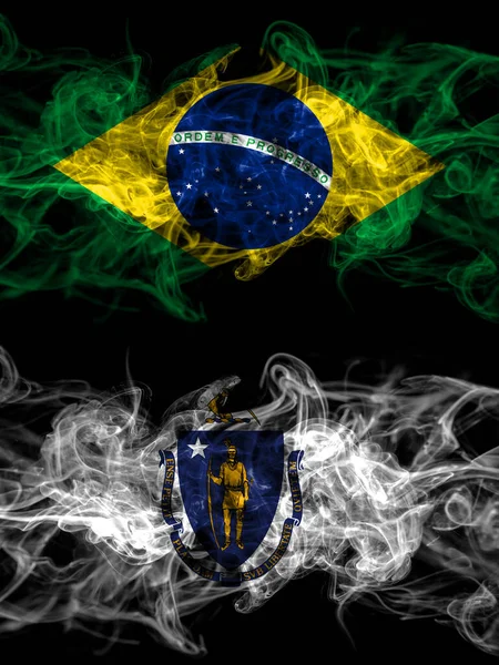 Brezilya, Brezilya, Amerika Birleşik Devletleri, Amerika, ABD, Amerika, Massachusetts, yan yana yerleştirilmiş dumanlı mistik bayraklar. Kalın renkli ipeksi soyut duman bayrakları.