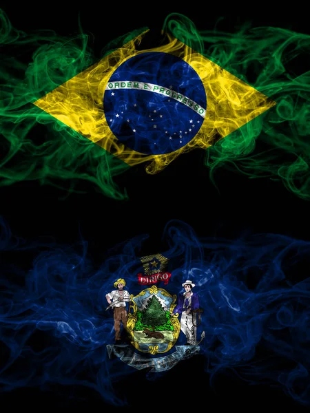 Brezilya, Brezilya, Amerika Birleşik Devletleri, Amerika, ABD, Amerika, Amerika, Maine, yan yana yerleştirilmiş dumanlı mistik bayraklar. Kalın renkli ipeksi soyut duman bayrakları.