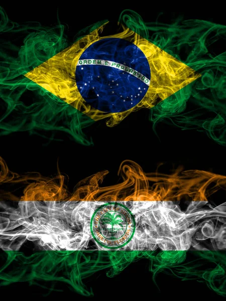 Brezilya, Brezilya, Amerika Birleşik Devletleri, Amerika, ABD, Amerika, Miami, Florida 'nın dumanlı mistik bayrakları ile karşı karşıya. Kalın renkli ipeksi soyut duman bayrakları.