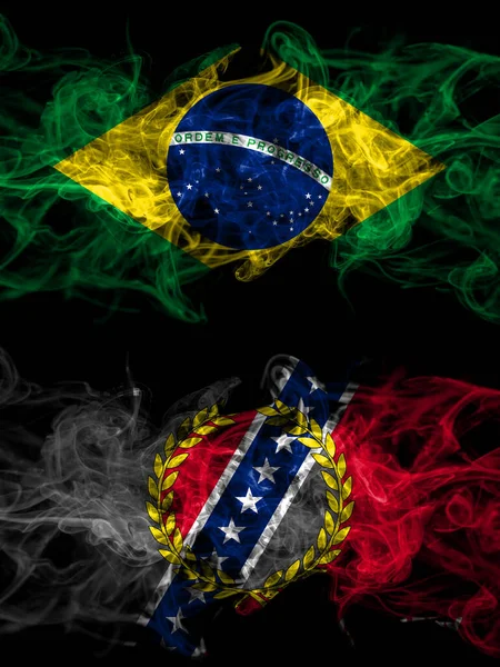 Brezilya, Brezilya, Amerika Birleşik Devletleri, Amerika, ABD, ABD, Amerika, Montgomery, Alabama dumanlı mistik bayrakları karşı karşıya. Kalın renkli ipeksi soyut duman bayrakları.