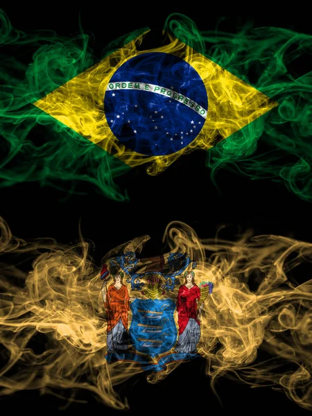 Brezilya, Brezilya, Amerika Birleşik Devletleri, Amerika, ABD, ABD, Amerika, New Jersey mistik bayrakları ile karşı karşıya. Kalın renkli ipeksi soyut duman bayrakları.