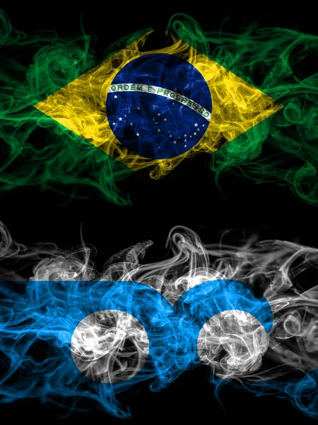 ブラジル ブラジル対アメリカ アメリカ アメリカ アメリカ アメリカ オーシャンシティ メリーランド州の煙霧の神秘的なフラグを並んで配置します 濃い色の絹のような抽象的な煙のフラグ — ストック写真