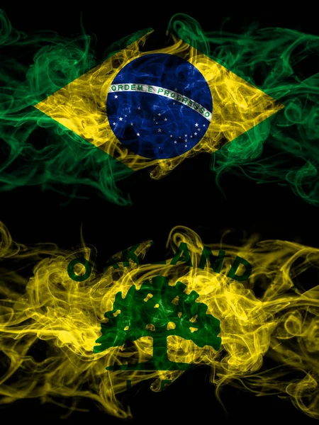 Brezilya, Brezilya, Amerika Birleşik Devletleri, Amerika, ABD, ABD, Amerika Oakland, Kaliforniya 'nın dumanlı mistik bayrakları ile karşı karşıya. Kalın renkli ipeksi soyut duman bayrakları.