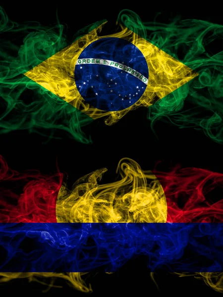 Brezilya, Brezilya, Amerika Birleşik Devletleri, Amerika, ABD, ABD, Amerika, Palmyra Mercan dumanlı mistik bayrakları karşı karşıya. Kalın renkli ipeksi soyut duman bayrakları.