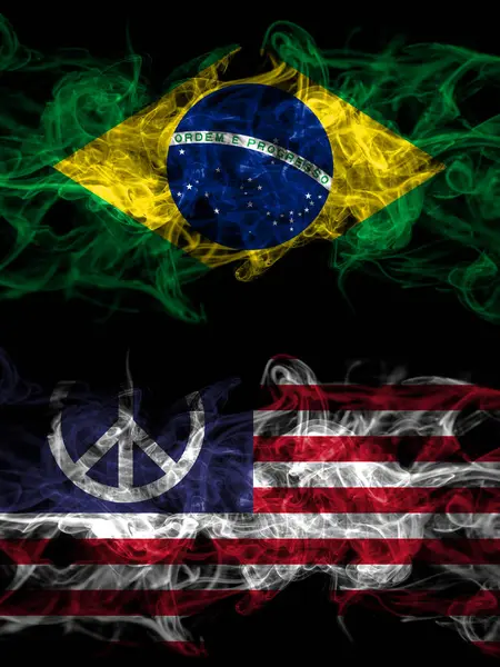 Brezilya, Brezilya, Amerika Birleşik Devletleri, Amerika, ABD, Amerika, Amerikan, Barış dumanlı mistik bayrakları karşı karşıya. Kalın renkli ipeksi soyut duman bayrakları.