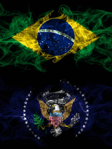 Brezilya, Brezilya, Amerika Birleşik Devletleri, Amerika, ABD, Amerika Birleşik Devletleri, Amerika Birleşik Devletleri, Başkan yan yana yerleştirilmiş dumanlı mistik bayraklar. Kalın renkli ipeksi soyut duman bayrakları.