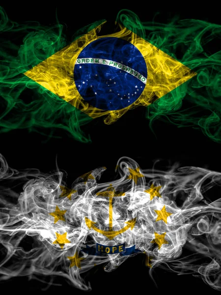 Brezilya, Brezilya, Amerika Birleşik Devletleri, Amerika, ABD, Amerika, Amerika, Rhode Island 'a karşı yan yana yerleştirilmiş dumanlı mistik bayraklar. Kalın renkli ipeksi soyut duman bayrakları.