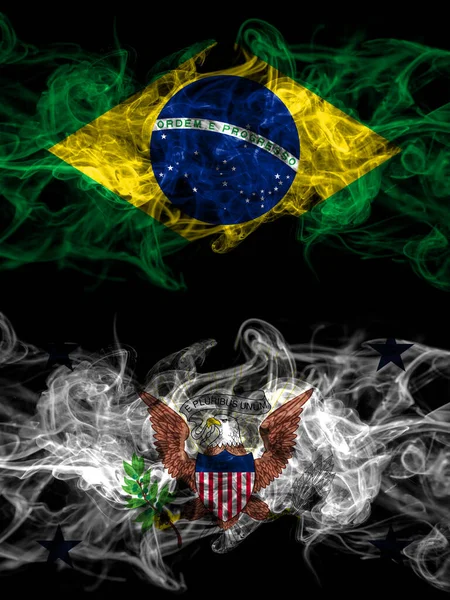 Brezilya, Brezilya, Amerika Birleşik Devletleri, Amerika, ABD, Amerika Birleşik Devletleri, Amerika Birleşik Devletleri, yan yana yerleştirilmiş dumanlı mistik bayraklar. Kalın renkli ipeksi soyut duman bayrakları.