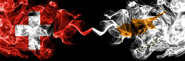 スイス スイス対キプロス キプロスの煙霧の神秘的な旗が並んで配置されます 濃い色の絹のような抽象的な煙のフラグ — ストック写真