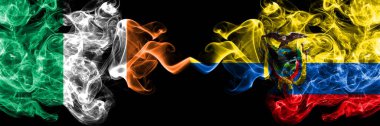 İrlanda Cumhuriyeti, İrlanda Ekvador 'a karşı, yan yana yerleştirilmiş Ekvador dumanlı mistik bayraklar. Kalın renkli ipeksi soyut duman bayrakları.