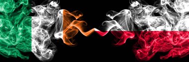 İrlanda, Polonya 'ya karşı, Polonyalı, Polonyalı dumanlı mistik bayraklar yan yana yerleştirilmiş. Kalın renkli ipeksi soyut duman bayrakları.