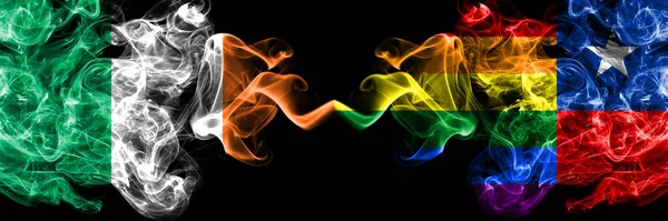 爱尔兰共和国 爱尔兰共和国对智利 同性恋烟熏神秘的旗帜并排放置 浓密的彩色丝状抽象烟旗 — 图库照片