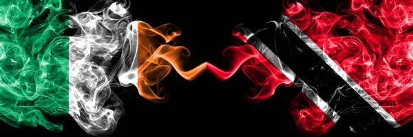 Ирландская Республика Ирландский Против Тринидада Табачного Дымчатых Мистических Флагов Размещенных — стоковое фото