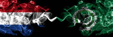 Hollanda, Arap Birliği 'ne karşı yan yana yerleştirilmiş dumanlı mistik bayraklar. Kalın renkli ipeksi soyut duman bayrakları.