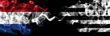Hollanda, Brittany, Bretagne, Bretonlar 'a karşı yan yana yerleştirilmiş dumanlı mistik bayraklar. Kalın renkli ipeksi soyut duman bayrakları.