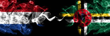 Hollanda, Dominica 'ya karşı, Dominik dumanlı mistik bayraklar yan yana yerleştirildi. Kalın renkli ipeksi soyut duman bayrakları.