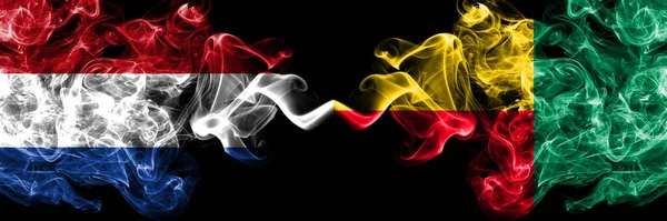 Нидерланды Против Бенина Курящие Мистические Флаги Бенина Размещенные Бок Бок — стоковое фото