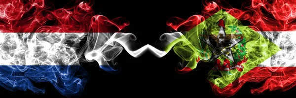 Holandia Brazylia Brazylia Santa Catarina Smoky Mistyczne Flagi Umieszczone Obok — Zdjęcie stockowe
